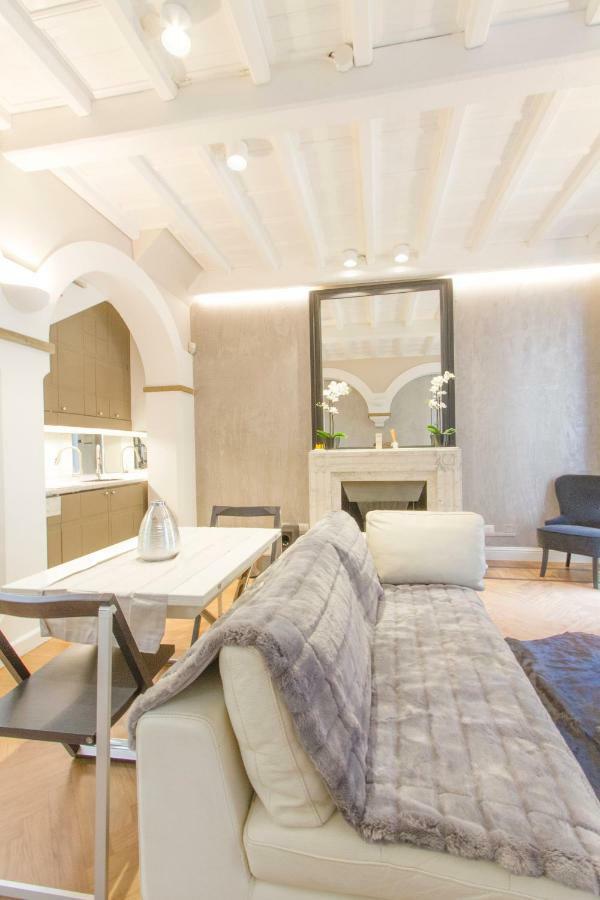 Elegante E Completamente Arredato Apt In Duomo Milano Exterior foto